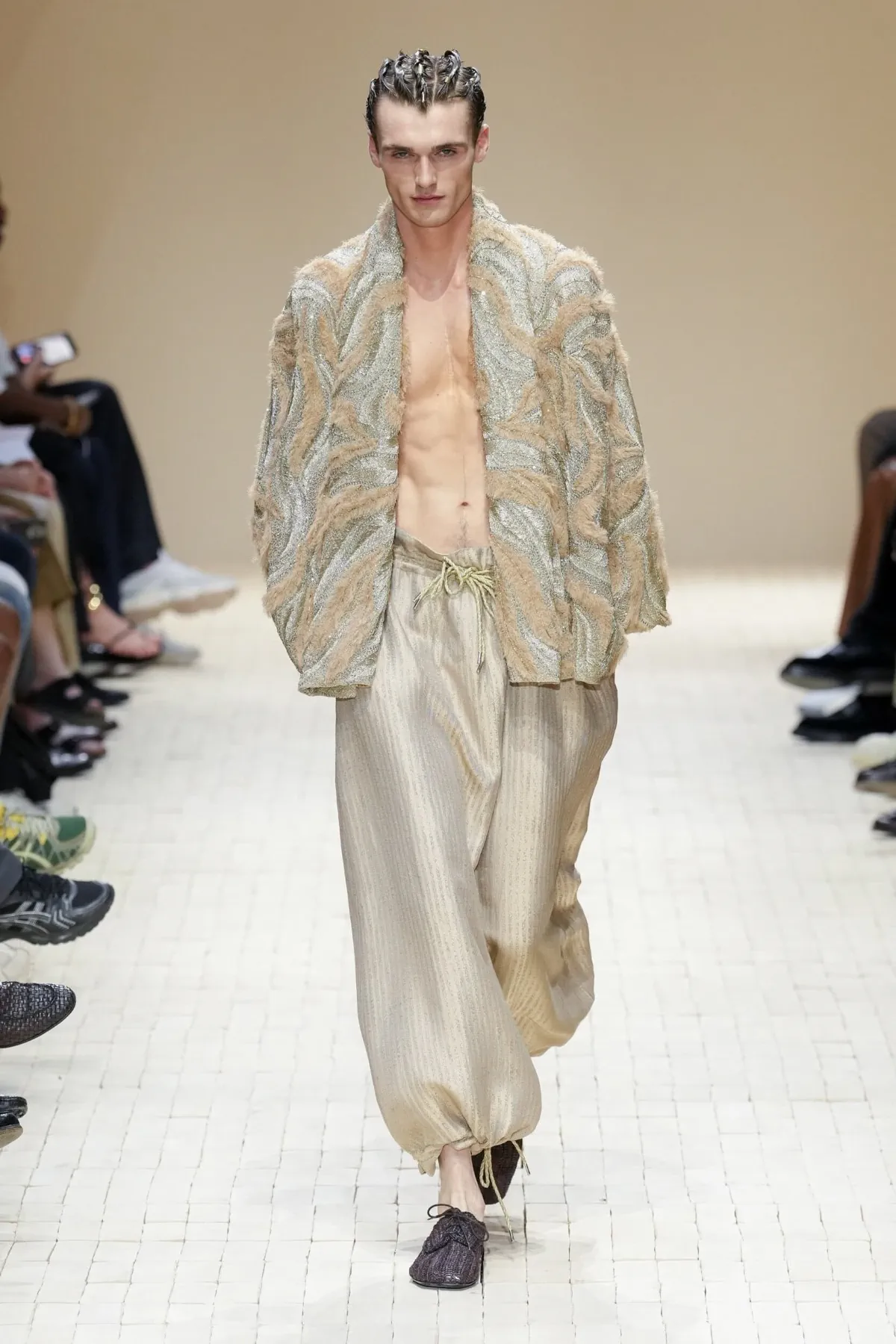 Giorgio Armani dévoile sa collection printemps 2026 d'Emporio Armani, inspirée du Maroc