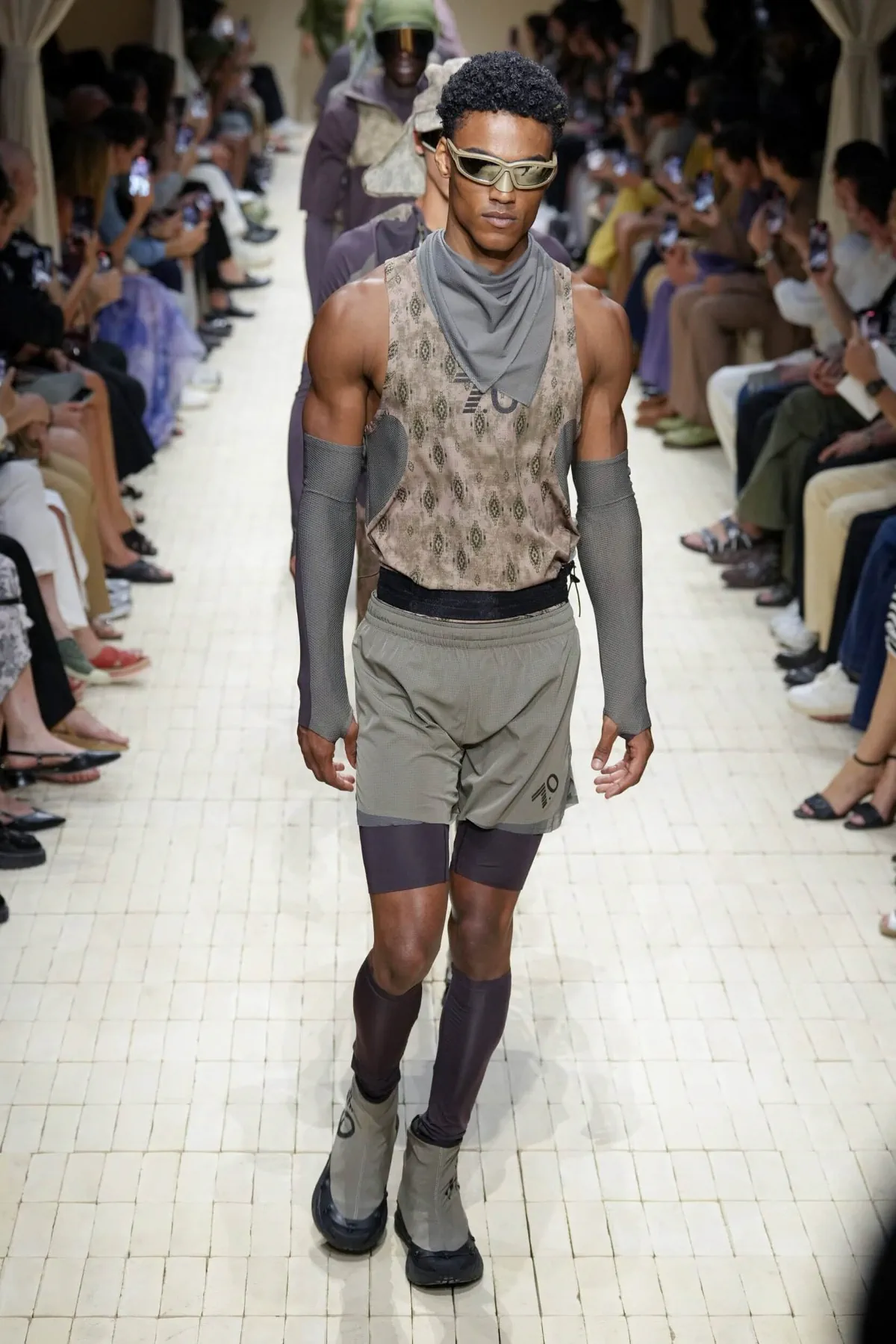 Giorgio Armani dévoile sa collection printemps 2026 d'Emporio Armani, inspirée du Maroc