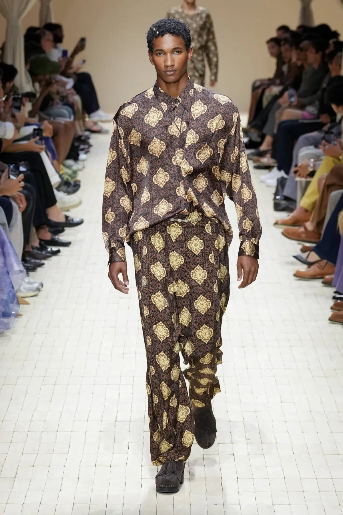 Giorgio Armani dévoile sa collection printemps 2026 d'Emporio Armani, inspirée du Maroc