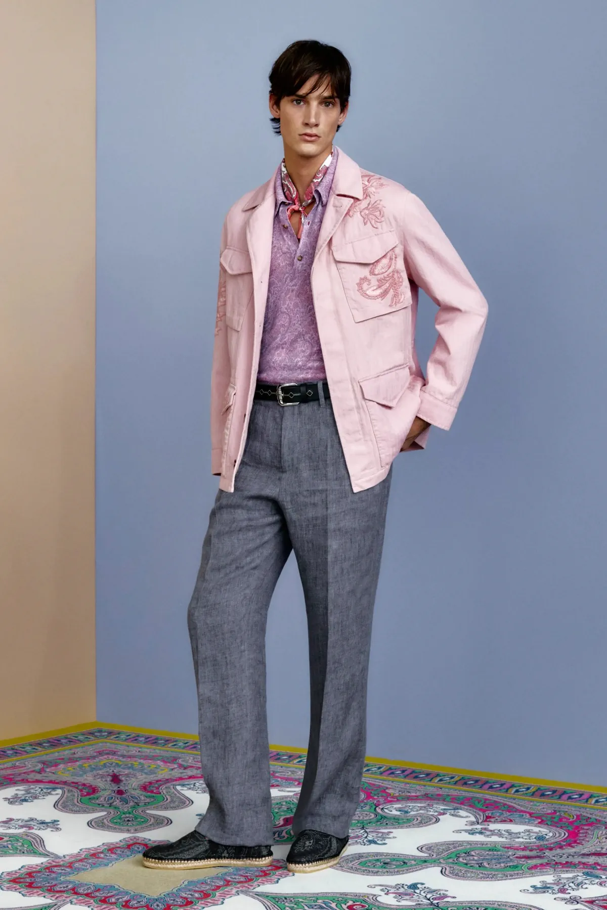 La collection Printemps 2026 d'ETRO révèle une masculinité apaisée, loin des codes spectaculaires habituels
