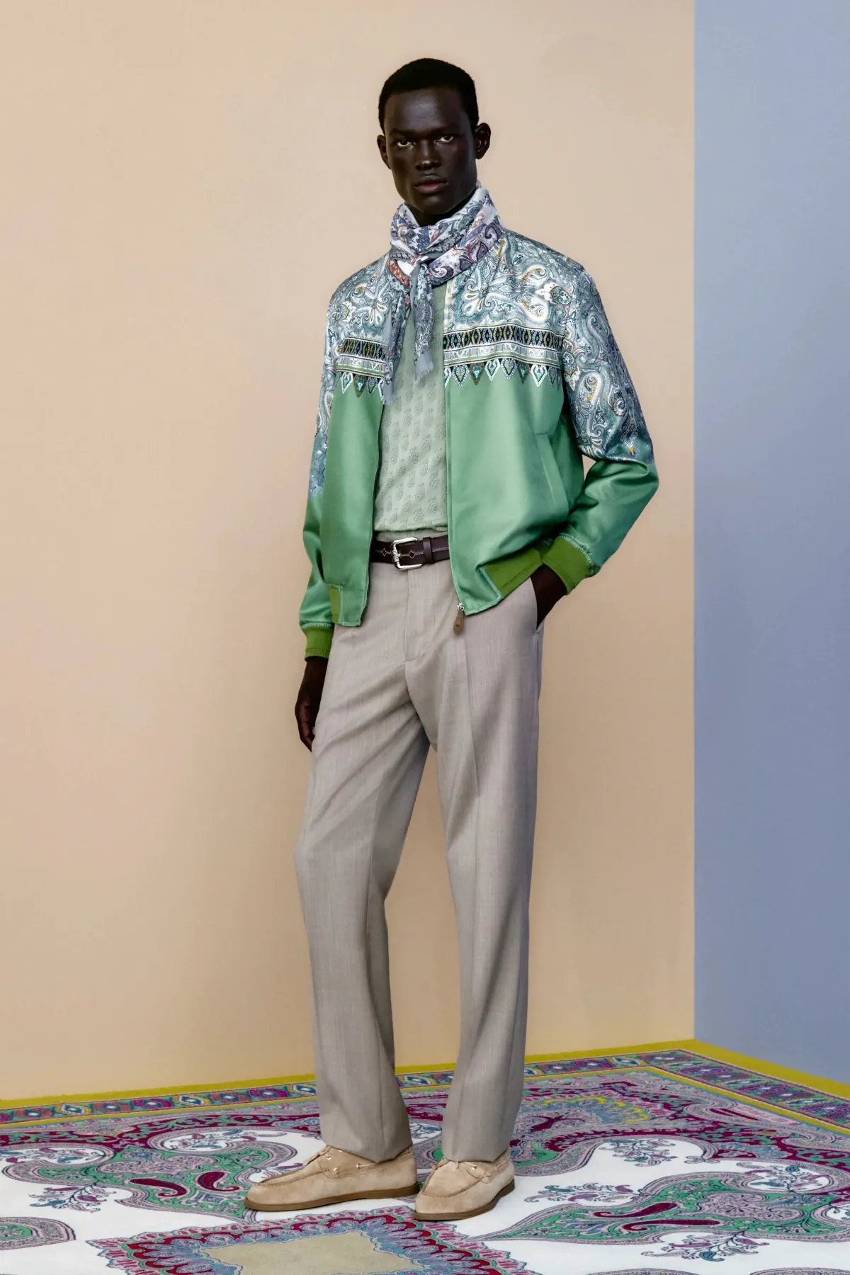 La collection Printemps 2026 d'ETRO révèle une masculinité apaisée, loin des codes spectaculaires habituels