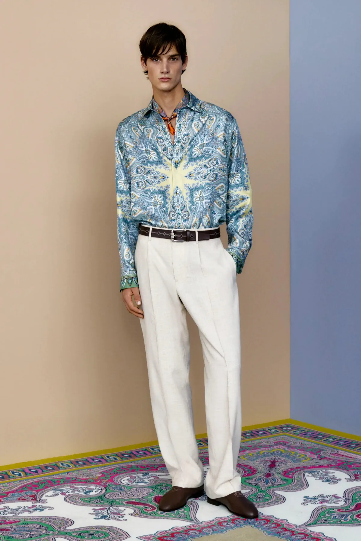 La collection Printemps 2026 d'ETRO révèle une masculinité apaisée, loin des codes spectaculaires habituels