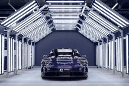 Ferragamo et Porsche dévoilent deux modèles exclusifs pour célébrer les quarante ans de Porsche Italia