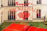 Le Fouquet's Paris inaugure son club de pickleball de luxe éphémère dans le Triangle d'Or parisien