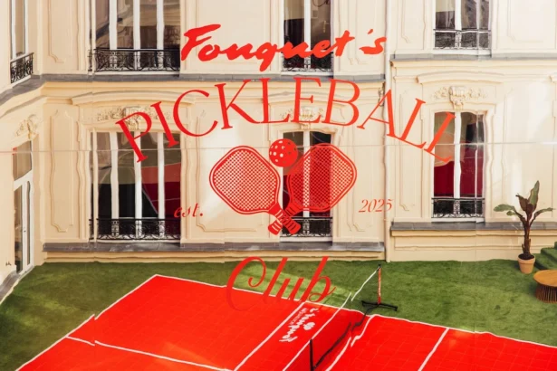 Le Fouquet's Paris inaugure son club de pickleball de luxe éphémère dans le Triangle d'Or parisien