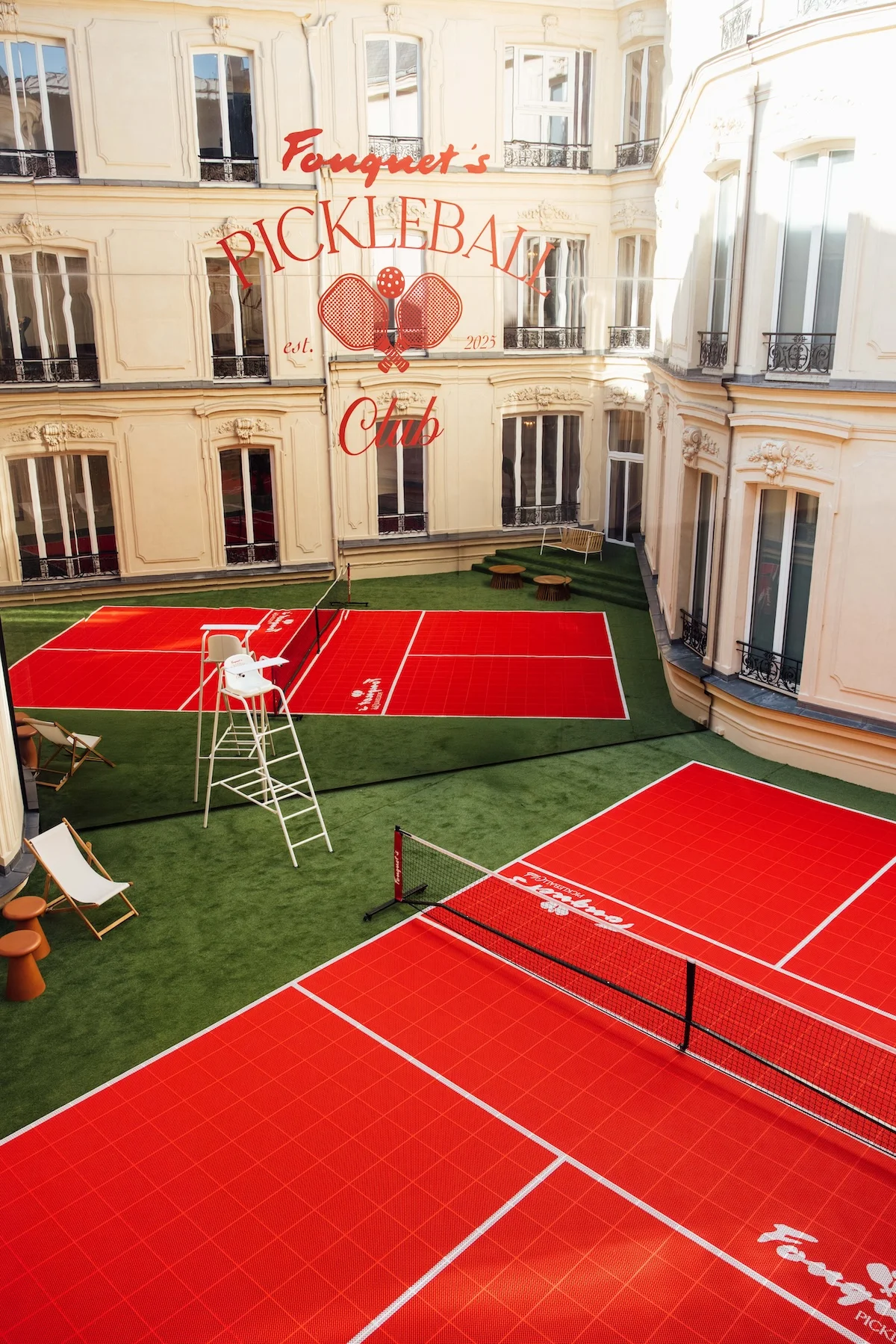 Fouquets Paris lance son club de pickleball de luxe 1 Le Fouquet's Paris inaugure son club de pickleball de luxe éphémère dans le Triangle d'Or parisien