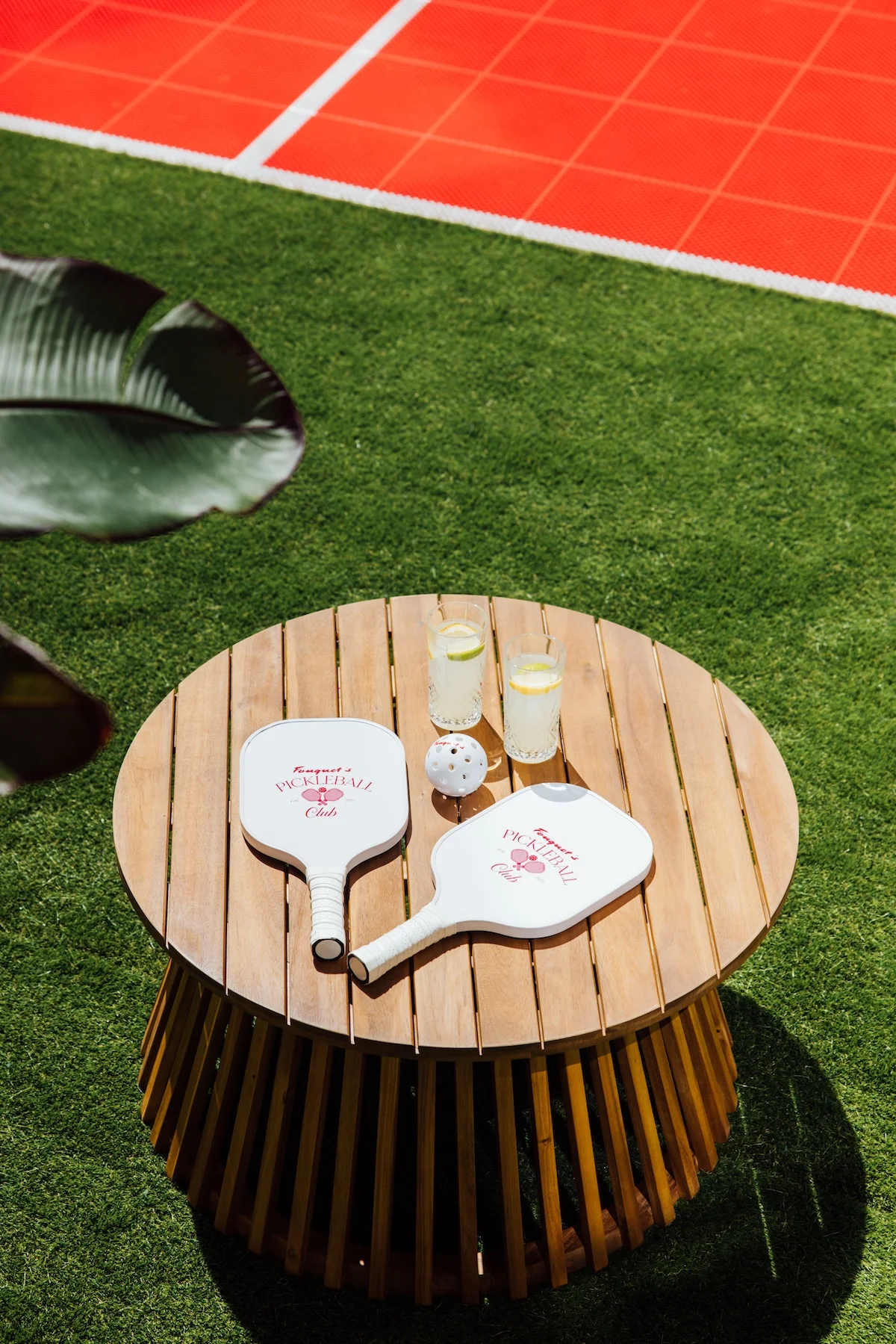 Fouquets Paris lance son club de pickleball de luxe 3 Le Fouquet's Paris inaugure son club de pickleball de luxe éphémère dans le Triangle d'Or parisien