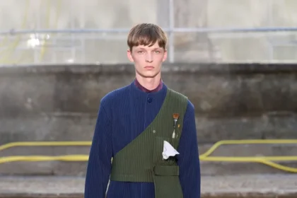 La collection Printemps 2026 de HOMME PLISSÉ ISSEY MIYAKE explore Florence sous un nouveau format nomade