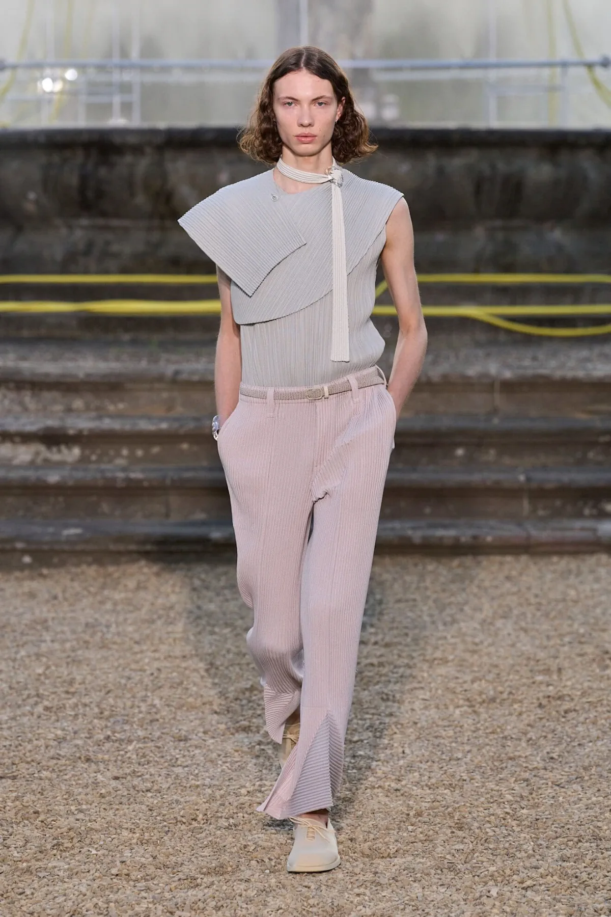 La collection Printemps 2026 de HOMME PLISSÉ ISSEY MIYAKE explore Florence sous un nouveau format nomade
