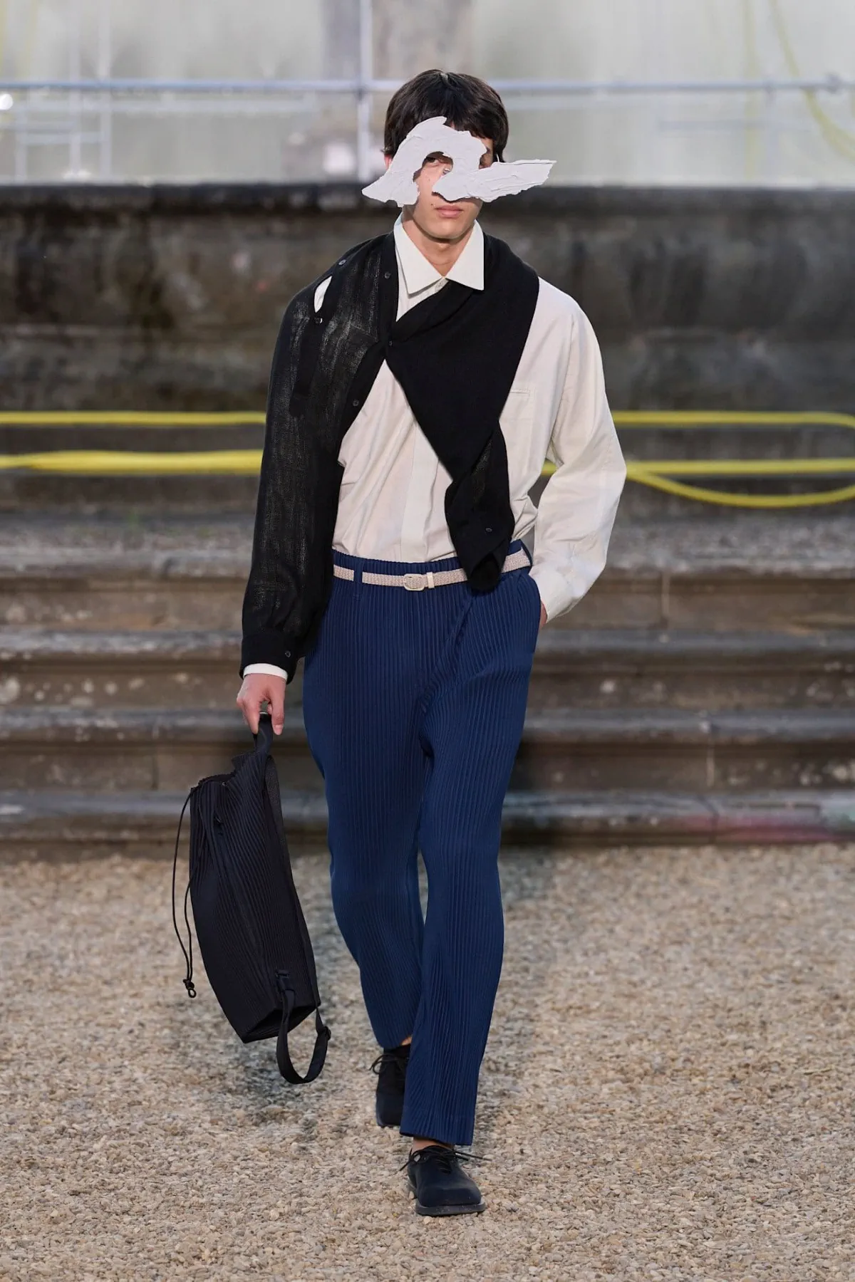 La collection Printemps 2026 de HOMME PLISSÉ ISSEY MIYAKE explore Florence sous un nouveau format nomade