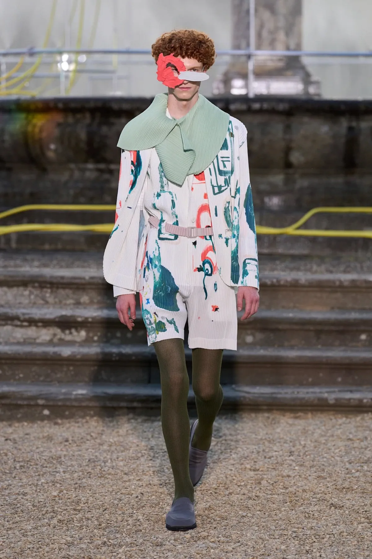 La collection Printemps 2026 de HOMME PLISSÉ ISSEY MIYAKE explore Florence sous un nouveau format nomade