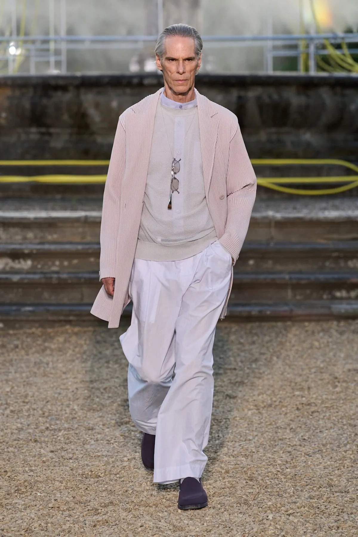 La collection Printemps 2026 de HOMME PLISSÉ ISSEY MIYAKE explore Florence sous un nouveau format nomade