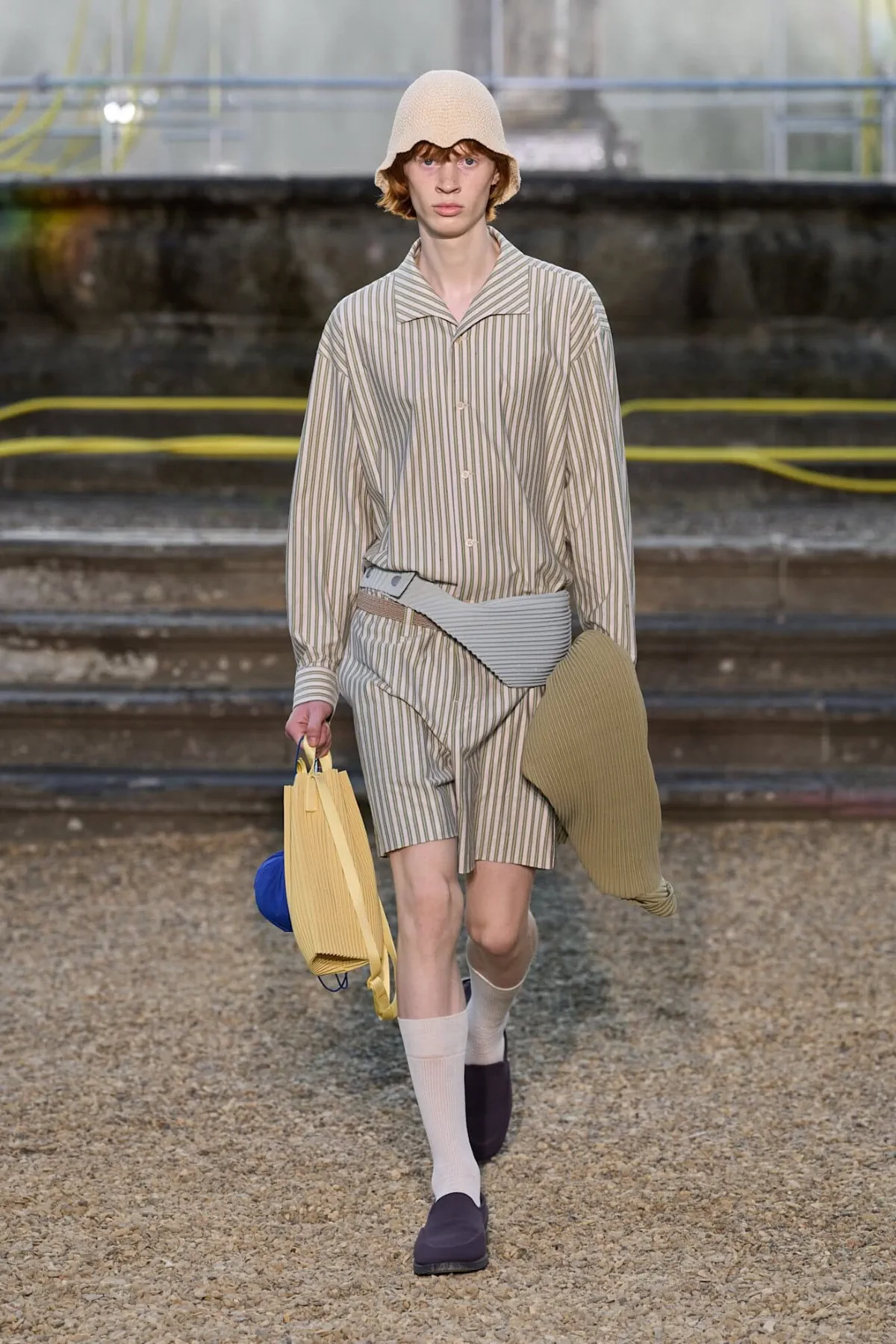 La collection Printemps 2026 de HOMME PLISSÉ ISSEY MIYAKE explore Florence sous un nouveau format nomade