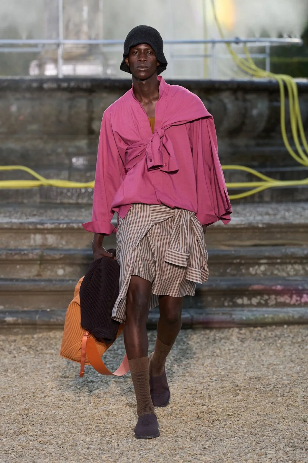 La collection Printemps 2026 de HOMME PLISSÉ ISSEY MIYAKE explore Florence sous un nouveau format nomade