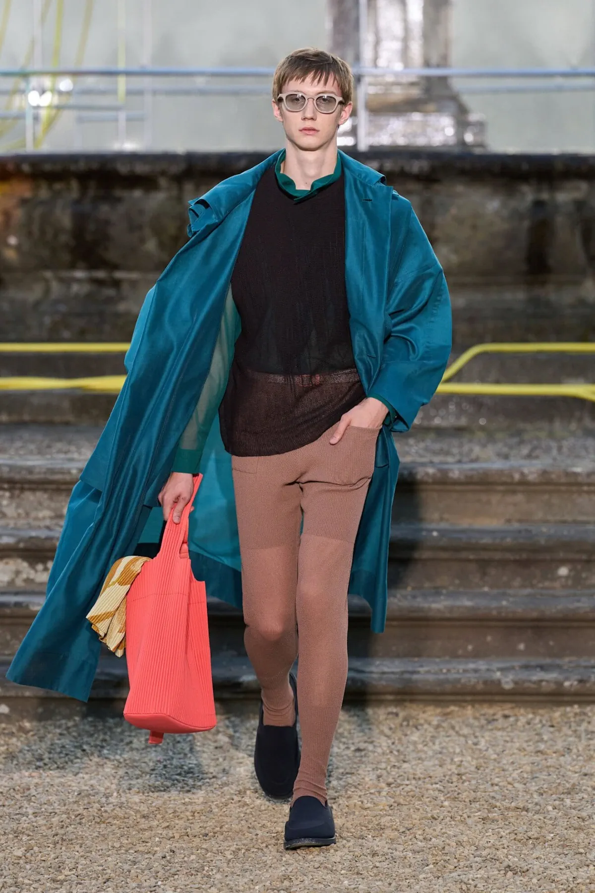 La collection Printemps 2026 de HOMME PLISSÉ ISSEY MIYAKE explore Florence sous un nouveau format nomade