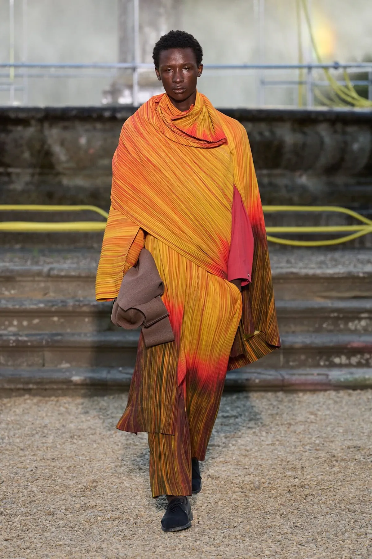 La collection Printemps 2026 de HOMME PLISSÉ ISSEY MIYAKE explore Florence sous un nouveau format nomade