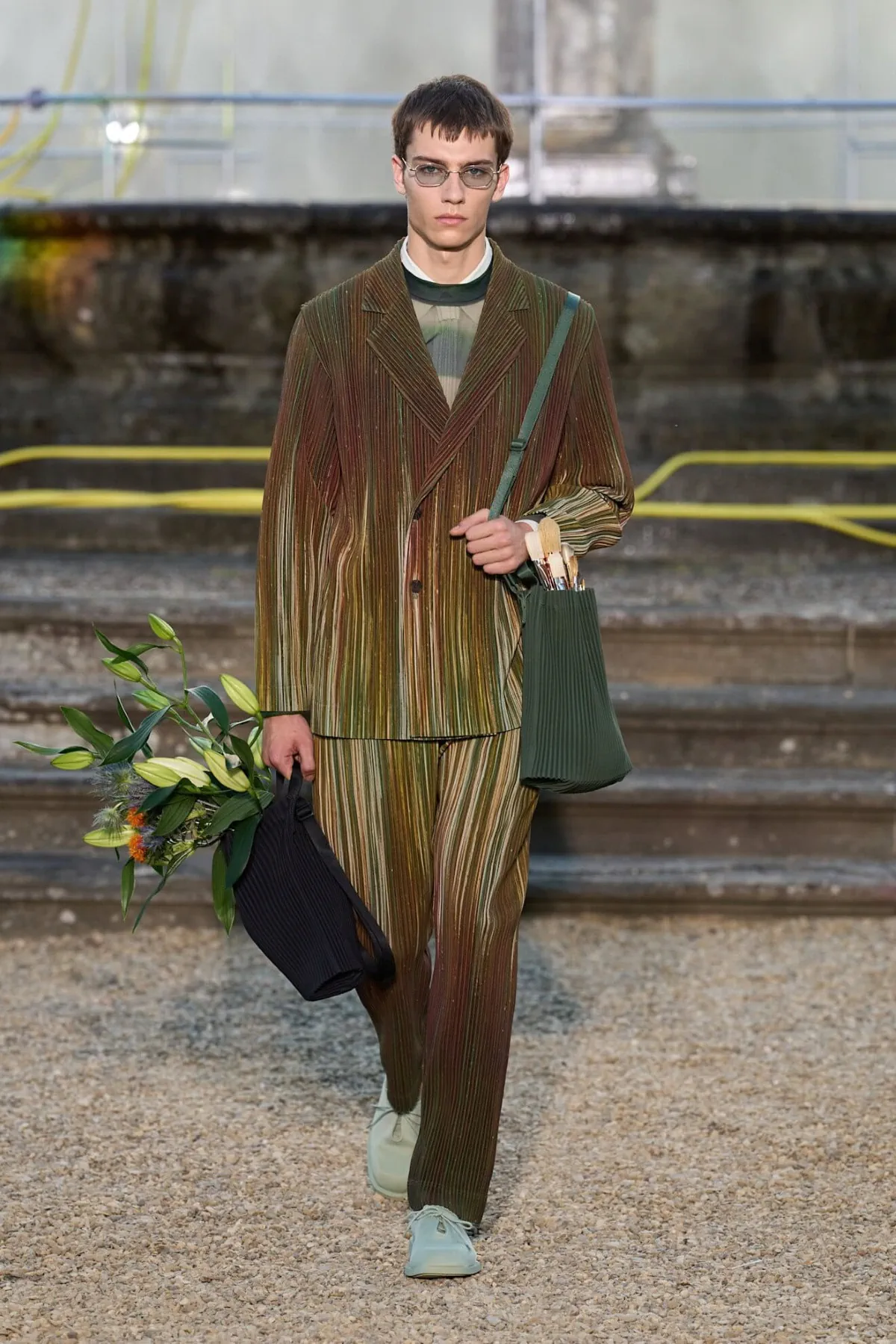 La collection Printemps 2026 de HOMME PLISSÉ ISSEY MIYAKE explore Florence sous un nouveau format nomade