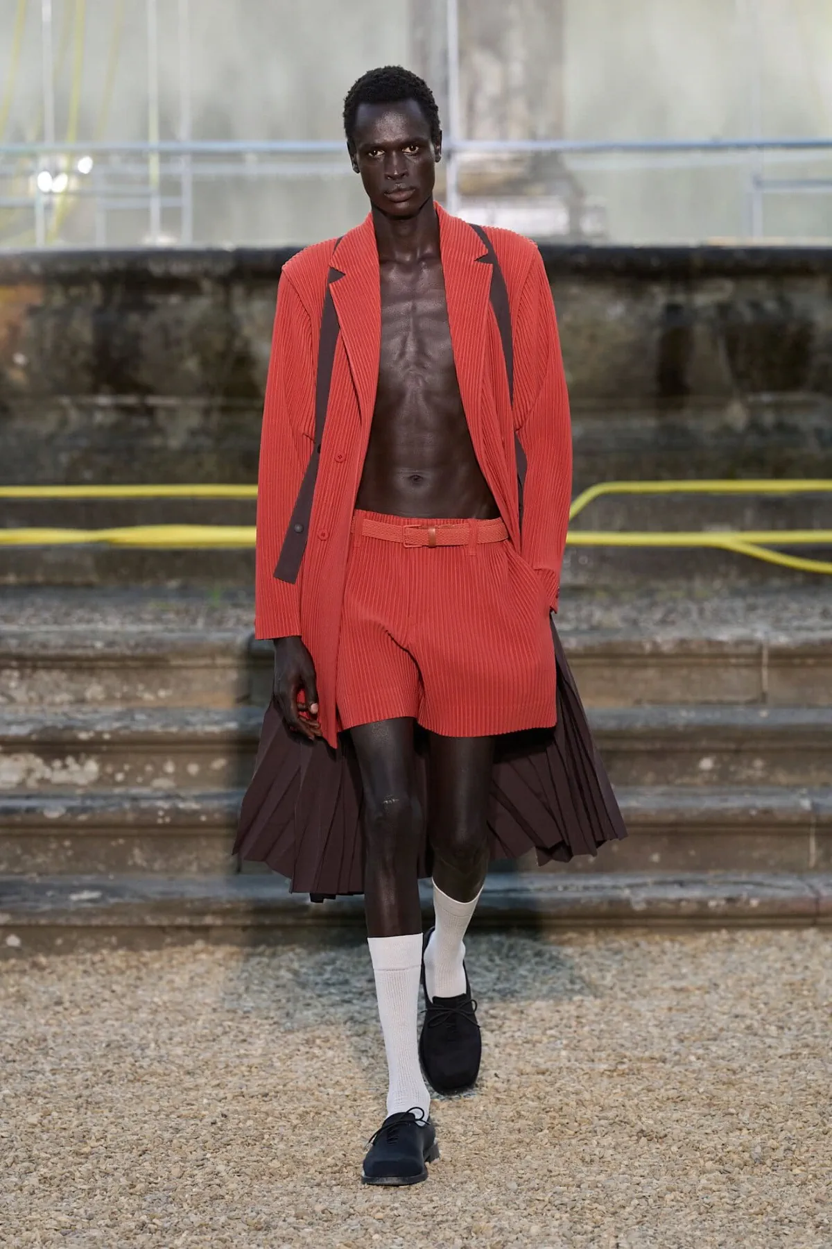La collection Printemps 2026 de HOMME PLISSÉ ISSEY MIYAKE explore Florence sous un nouveau format nomade