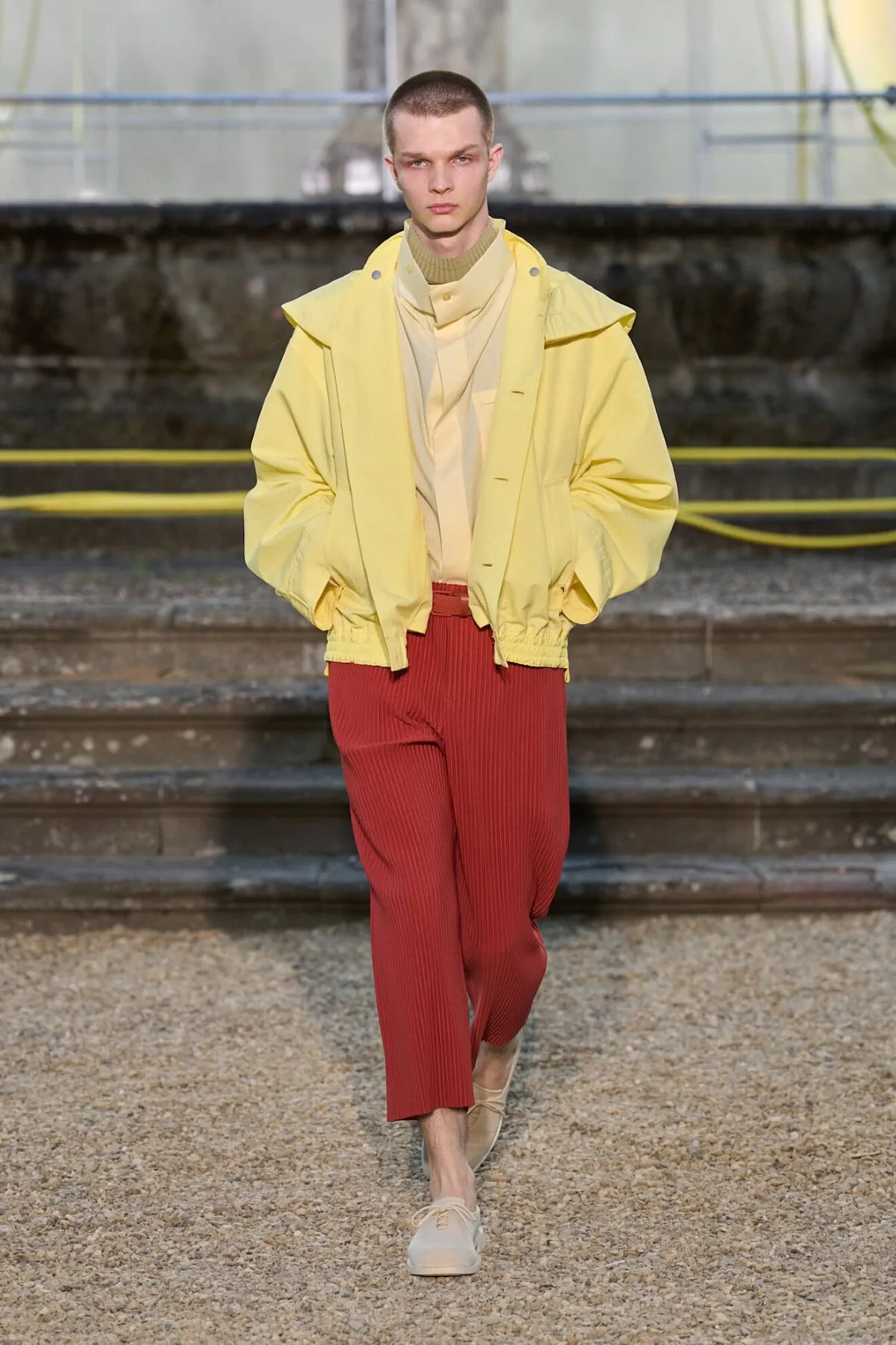 La collection Printemps 2026 de HOMME PLISSÉ ISSEY MIYAKE explore Florence sous un nouveau format nomade