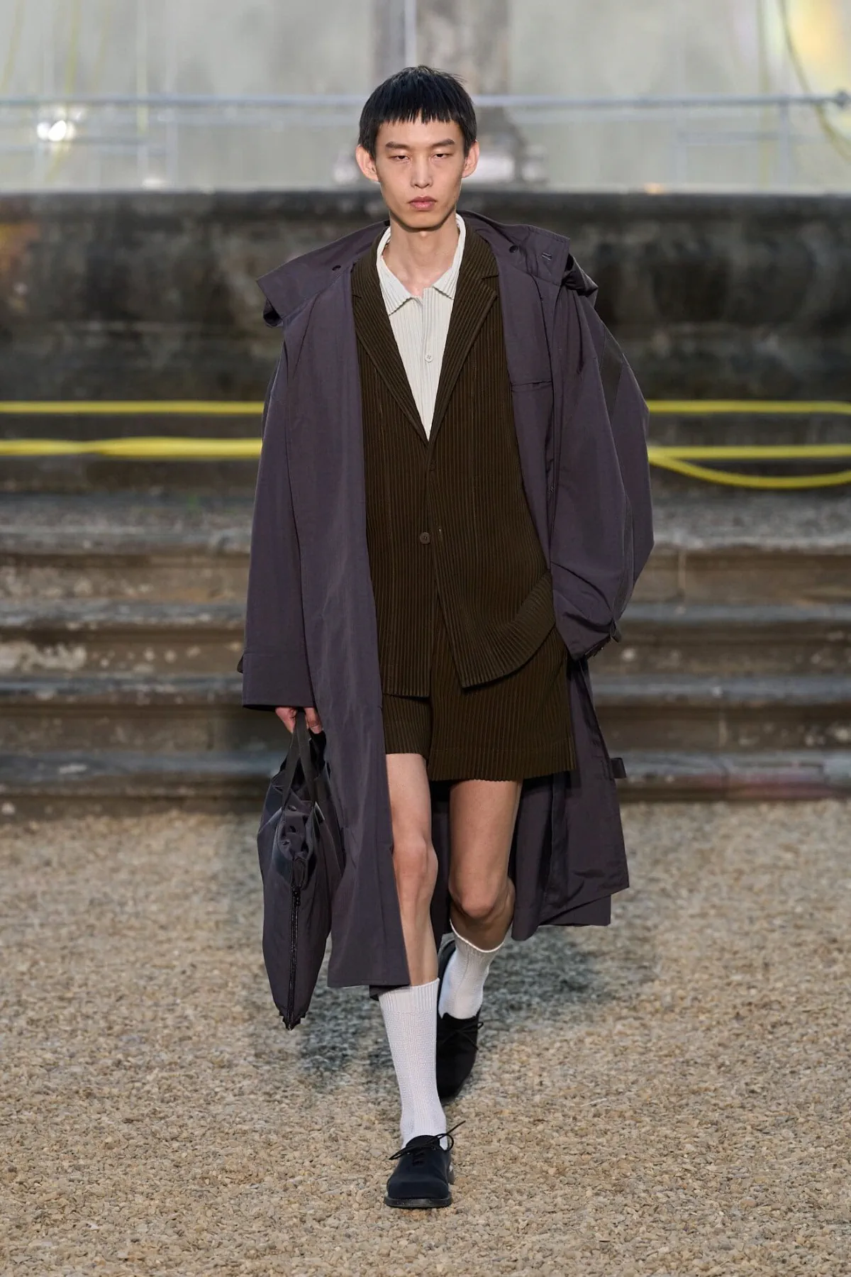 La collection Printemps 2026 de HOMME PLISSÉ ISSEY MIYAKE explore Florence sous un nouveau format nomade