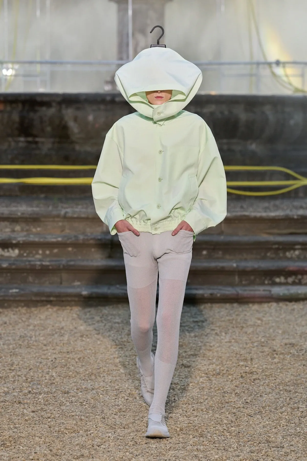 La collection Printemps 2026 de HOMME PLISSÉ ISSEY MIYAKE explore Florence sous un nouveau format nomade