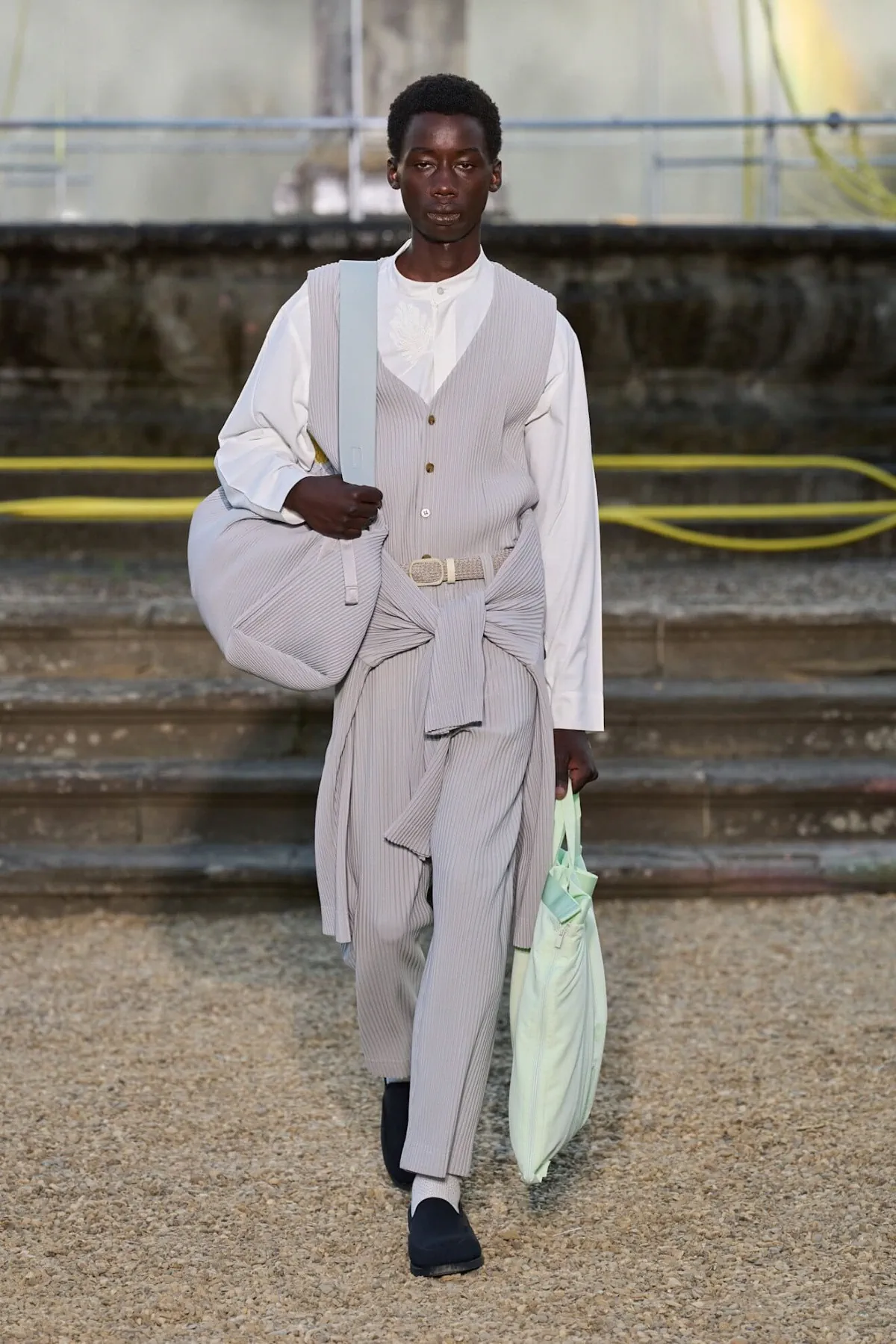 La collection Printemps 2026 de HOMME PLISSÉ ISSEY MIYAKE explore Florence sous un nouveau format nomade