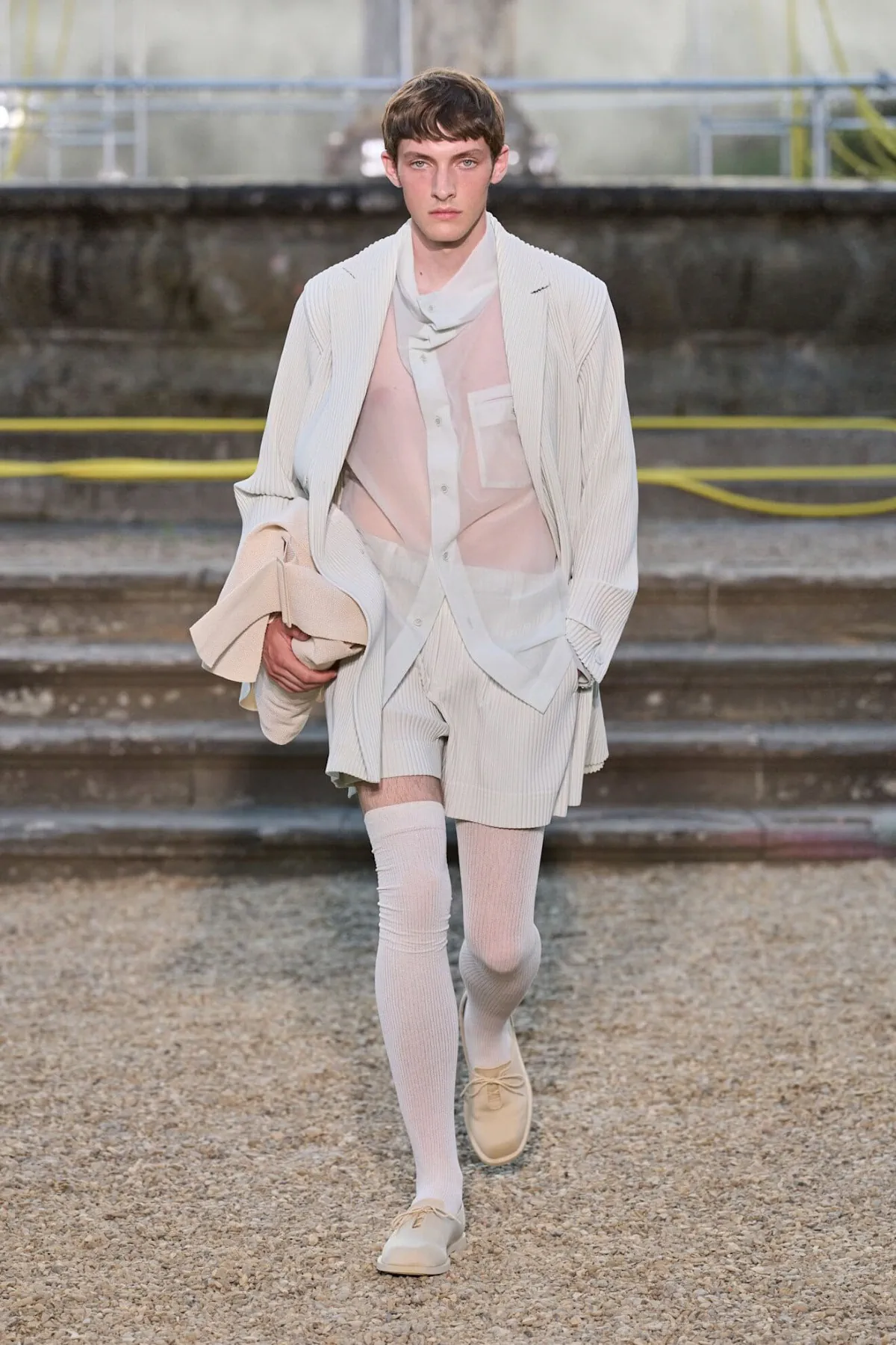 La collection Printemps 2026 de HOMME PLISSÉ ISSEY MIYAKE explore Florence sous un nouveau format nomade