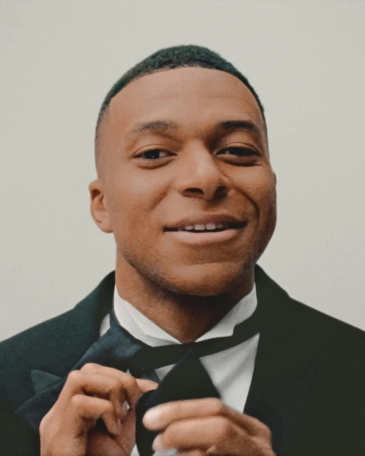 Jonathan Anderson x Kylian Mbappe x Dior 2 Jonathan Anderson dévoile les premiers looks de sa première collection Dior, avec Kylian Mbappé en ambassadeur vedette