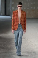 Pour le printemps 2026, Junya Watanabe réinvente le dandy parisien