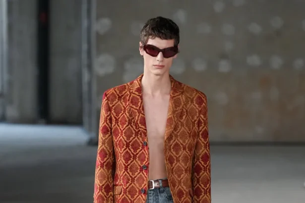Pour le printemps 2026, Junya Watanabe réinvente le dandy parisien