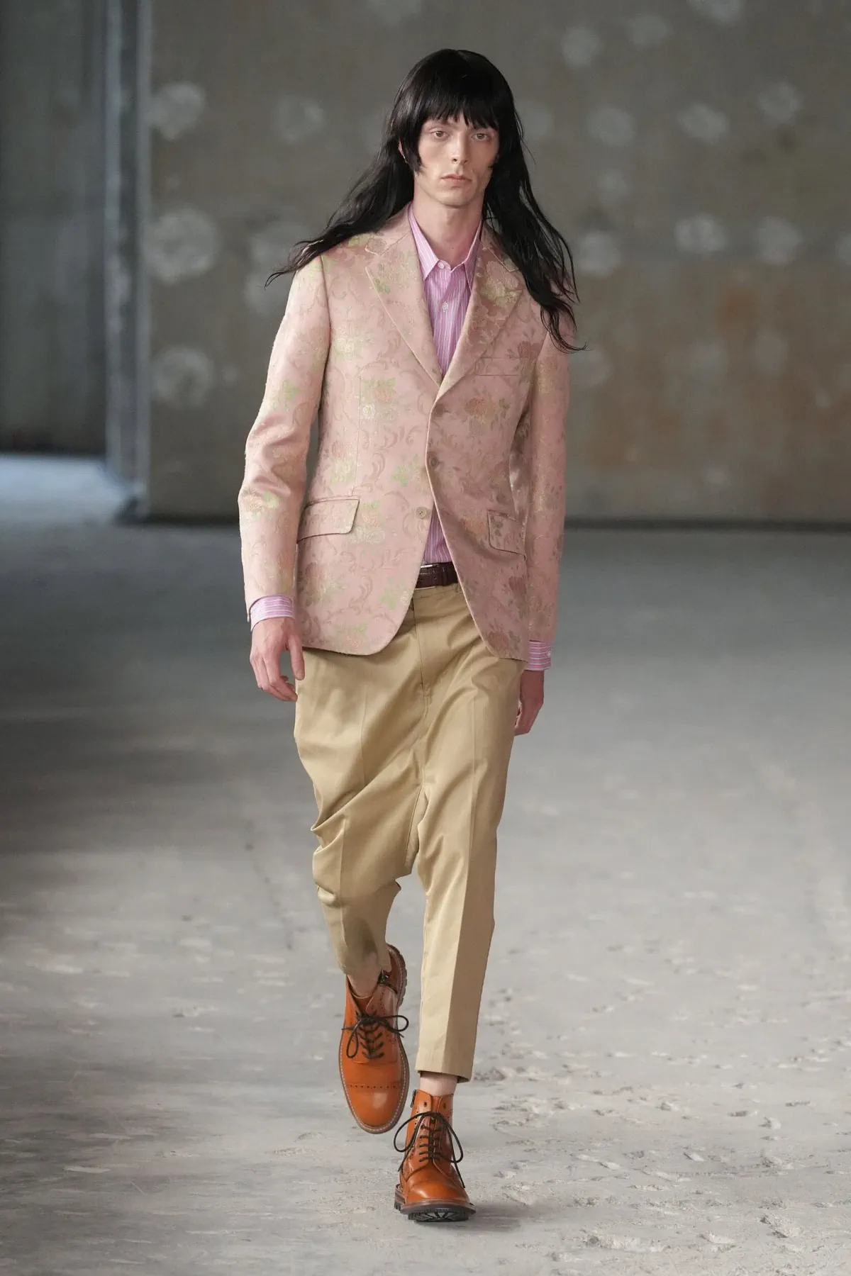 Pour le printemps 2026, Junya Watanabe réinvente le dandy parisien
