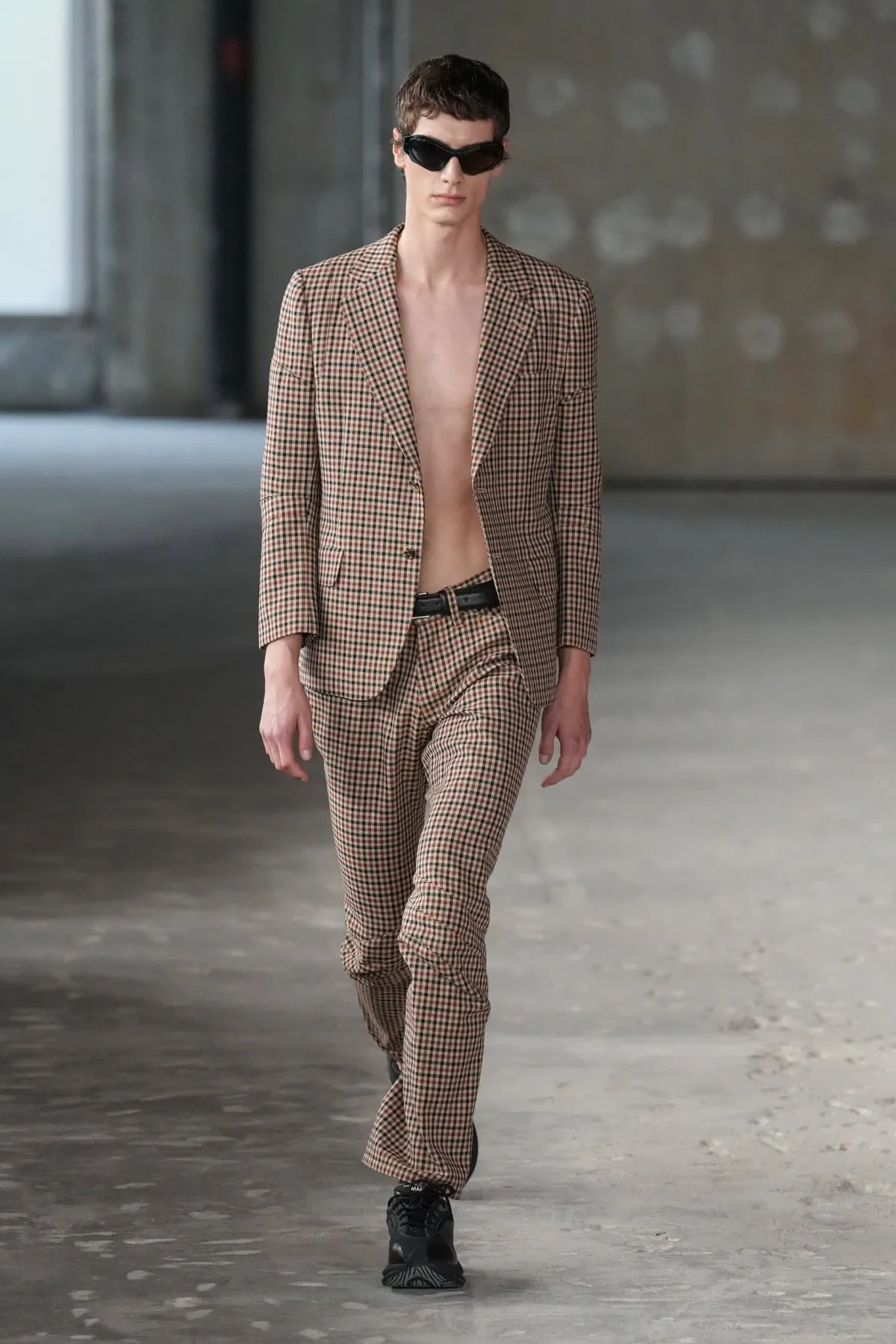 Pour le printemps 2026, Junya Watanabe réinvente le dandy parisien
