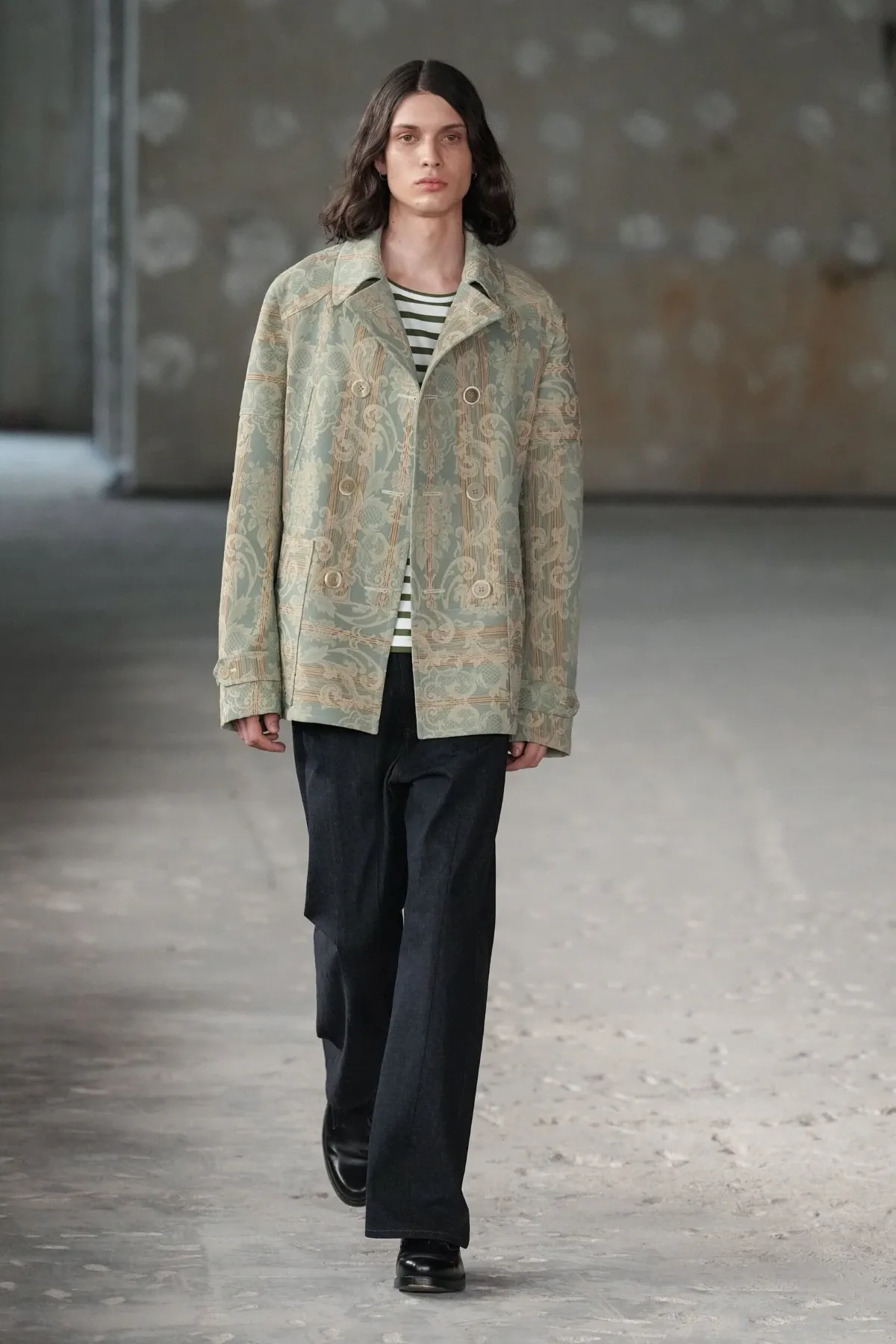 Pour le printemps 2026, Junya Watanabe réinvente le dandy parisien
