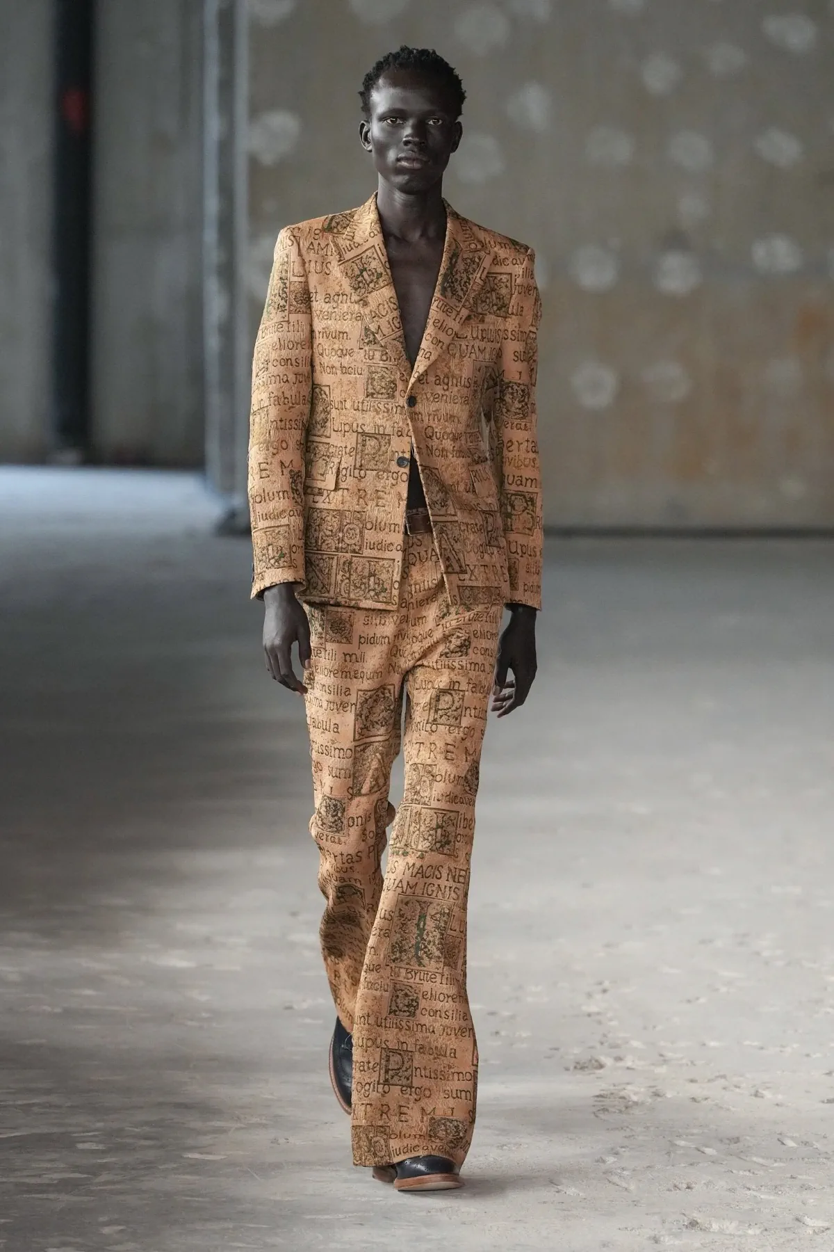 Pour le printemps 2026, Junya Watanabe réinvente le dandy parisien