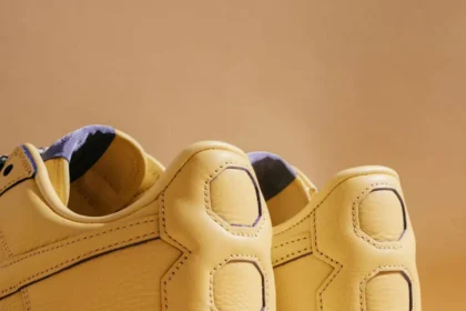 La Kobe x Nike Air Force 1 Low rend hommage au célèbre cliché du Black Mamba en pyjama