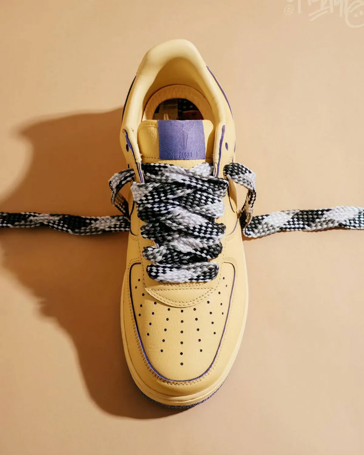 Kobe x Nike Air Force 1 Low 2 La Kobe x Nike Air Force 1 Low rend hommage au célèbre cliché du Black Mamba en pyjama