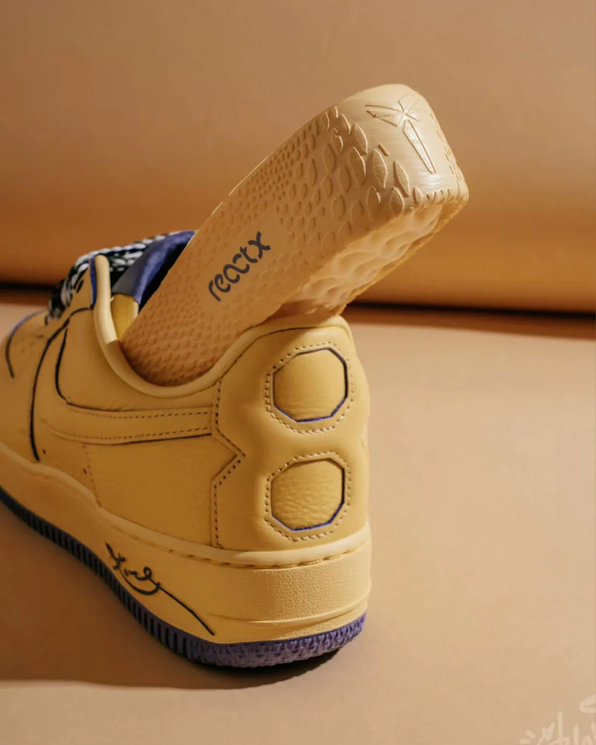 Kobe x Nike Air Force 1 Low 3 La Kobe x Nike Air Force 1 Low rend hommage au célèbre cliché du Black Mamba en pyjama