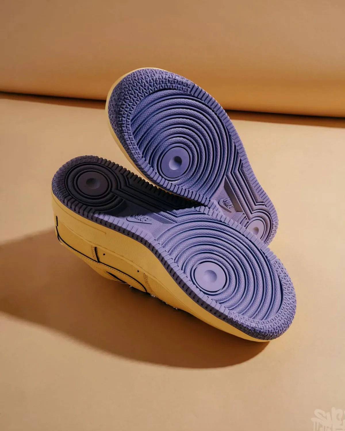 Kobe x Nike Air Force 1 Low 5 La Kobe x Nike Air Force 1 Low rend hommage au célèbre cliché du Black Mamba en pyjama