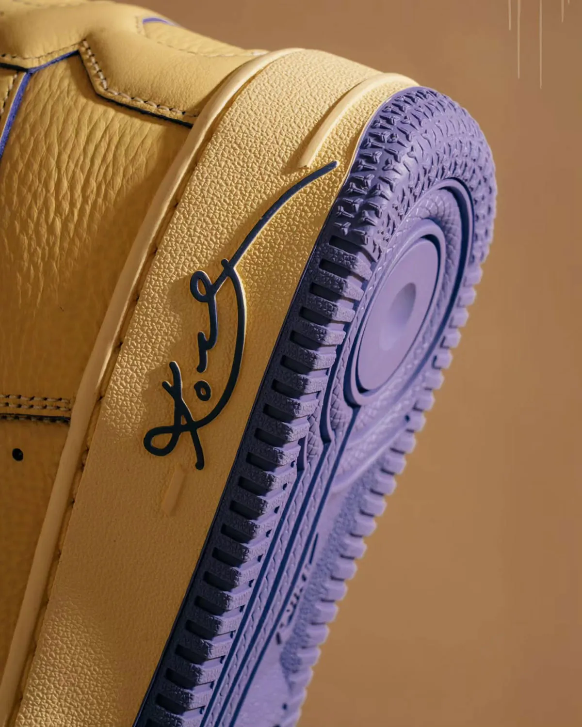 Kobe x Nike Air Force 1 Low 7 La Kobe x Nike Air Force 1 Low rend hommage au célèbre cliché du Black Mamba en pyjama