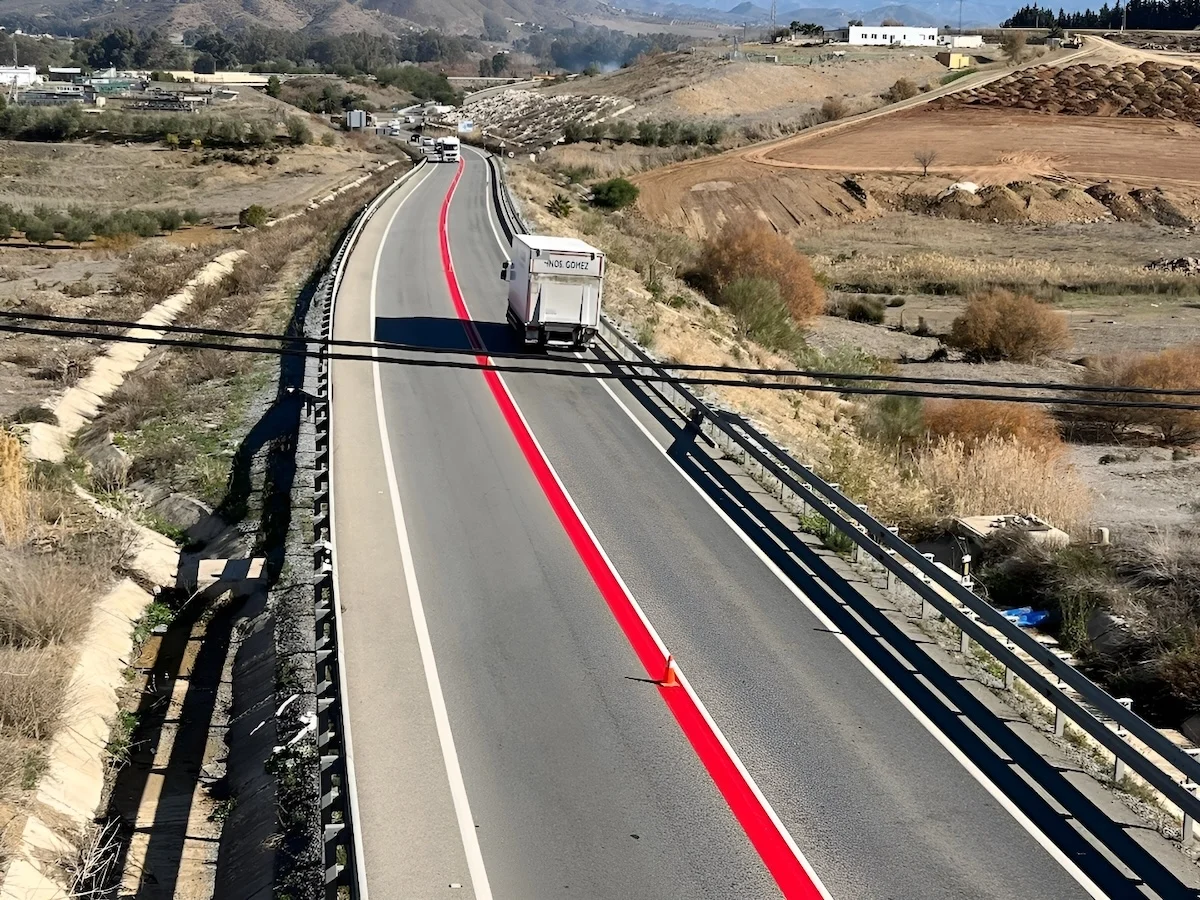 Ligne rouge au mileu des routes francaises 1 Des lignes rouges sur les autoroutes françaises ? Faux ! (fact-checking)