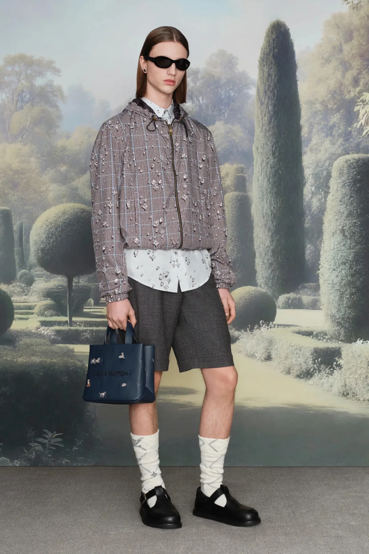 Pharrell Williams signe une collection Louis Vuitton Croisière 2026 pour homme inspirée des manoirs anglais