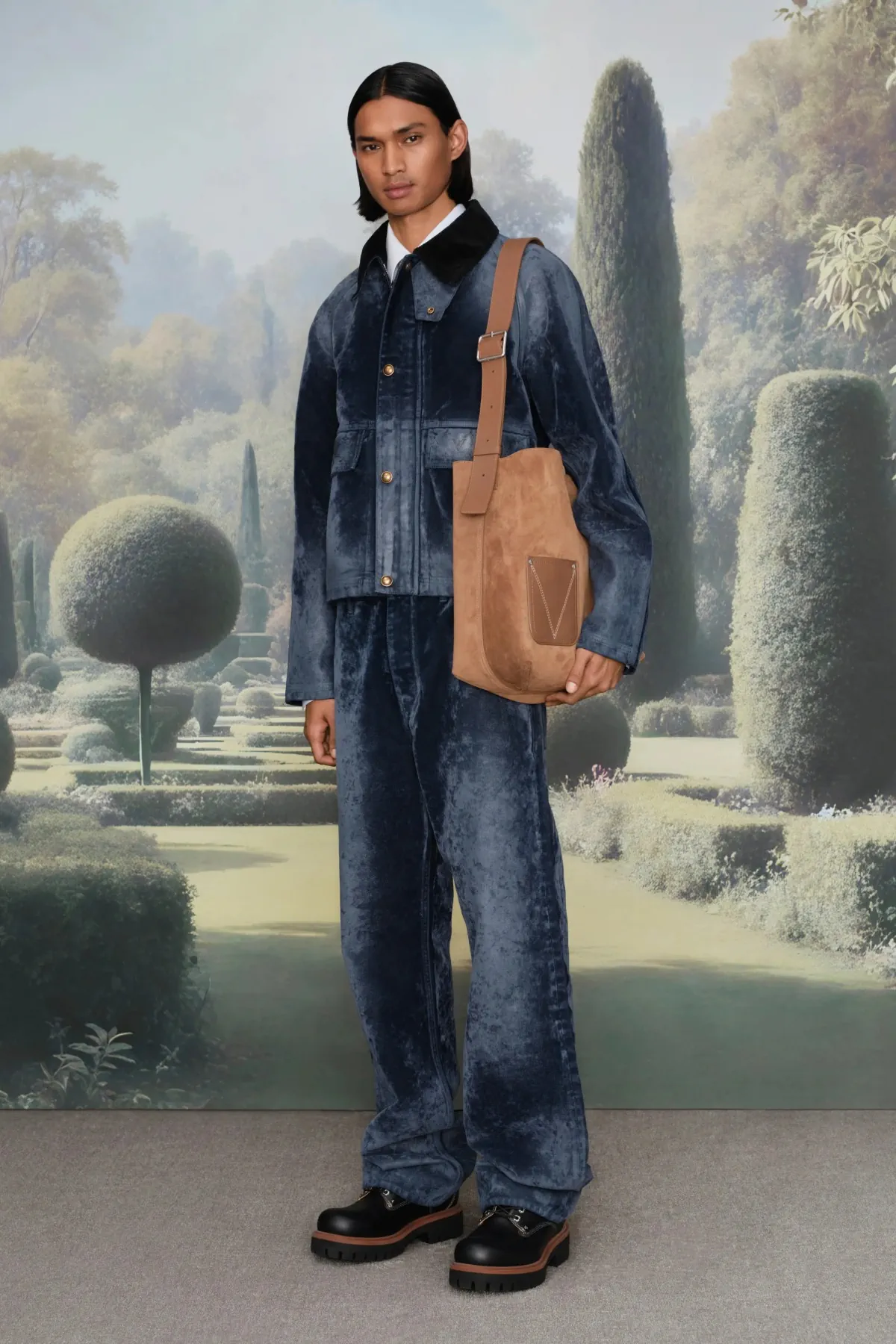 Pharrell Williams signe une collection Louis Vuitton Croisière 2026 pour homme inspirée des manoirs anglais