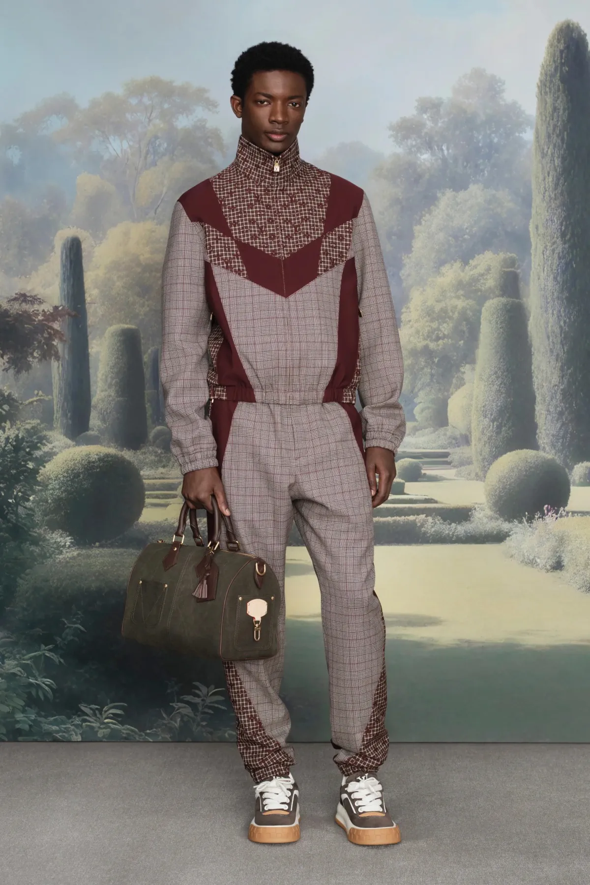 Pharrell Williams signe une collection Louis Vuitton Croisière 2026 pour homme inspirée des manoirs anglais