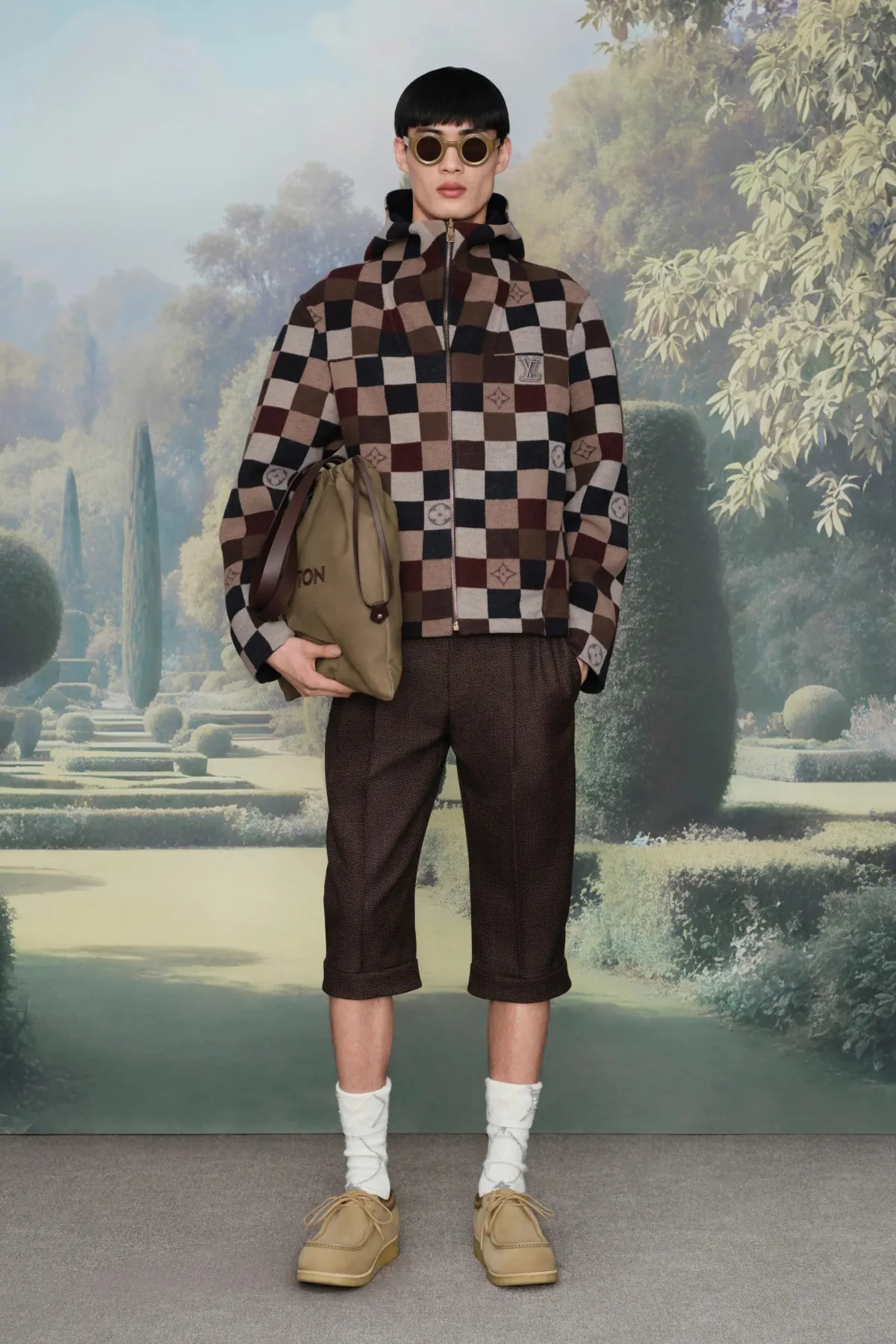 Pharrell Williams signe une collection Louis Vuitton Croisière 2026 pour homme inspirée des manoirs anglais