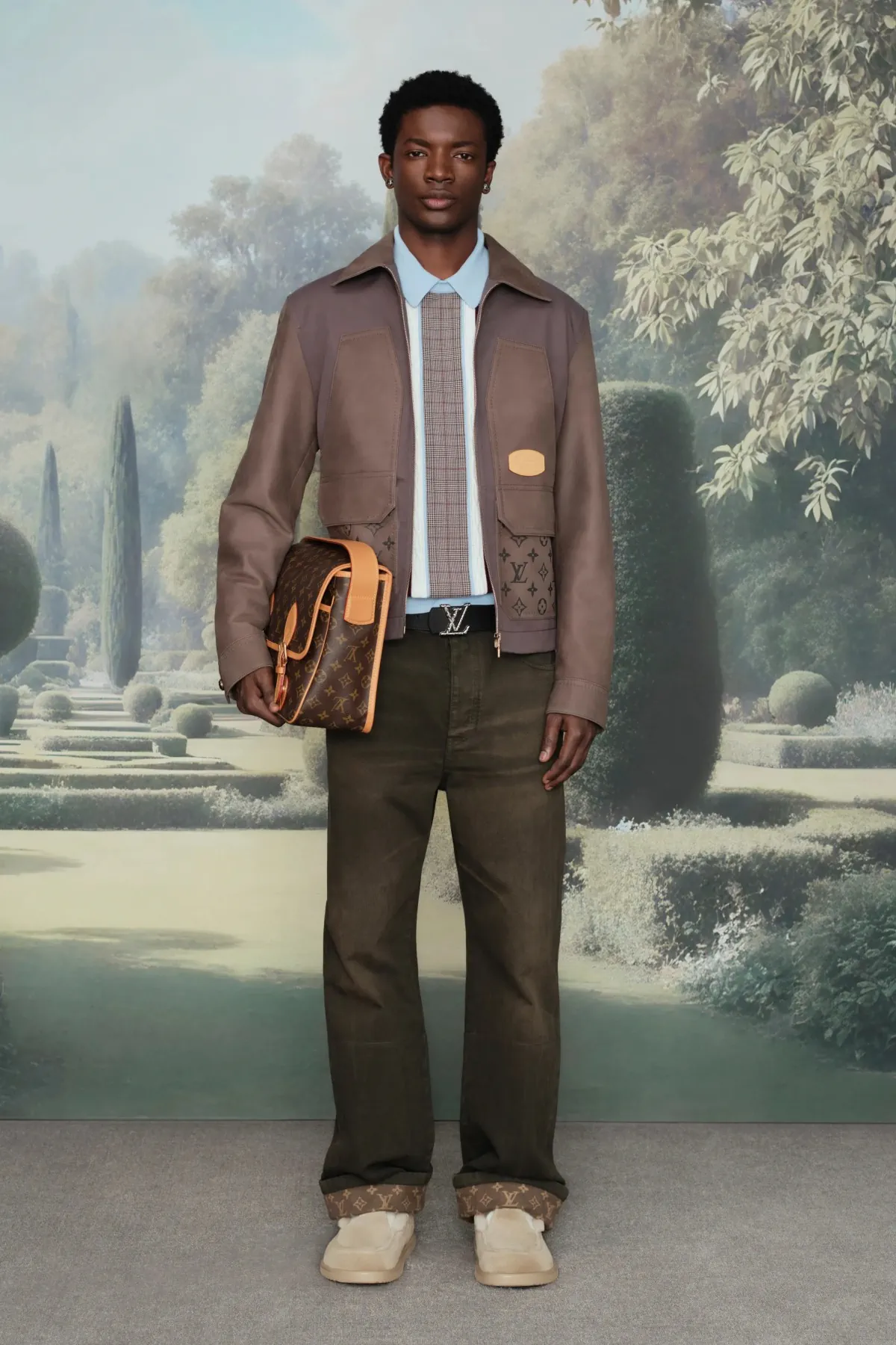 Pharrell Williams signe une collection Louis Vuitton Croisière 2026 pour homme inspirée des manoirs anglais