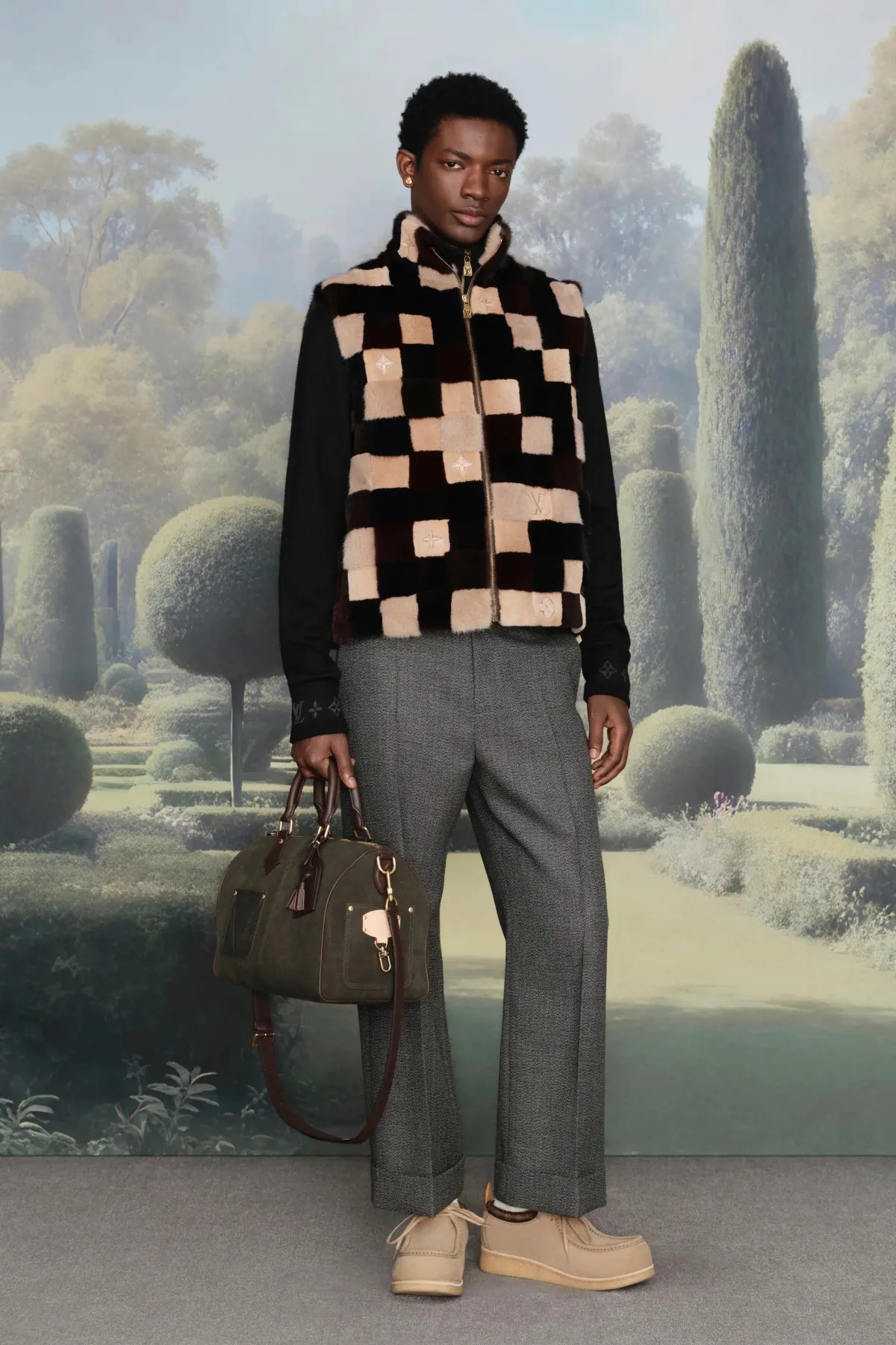 Pharrell Williams signe une collection Louis Vuitton Croisière 2026 pour homme inspirée des manoirs anglais