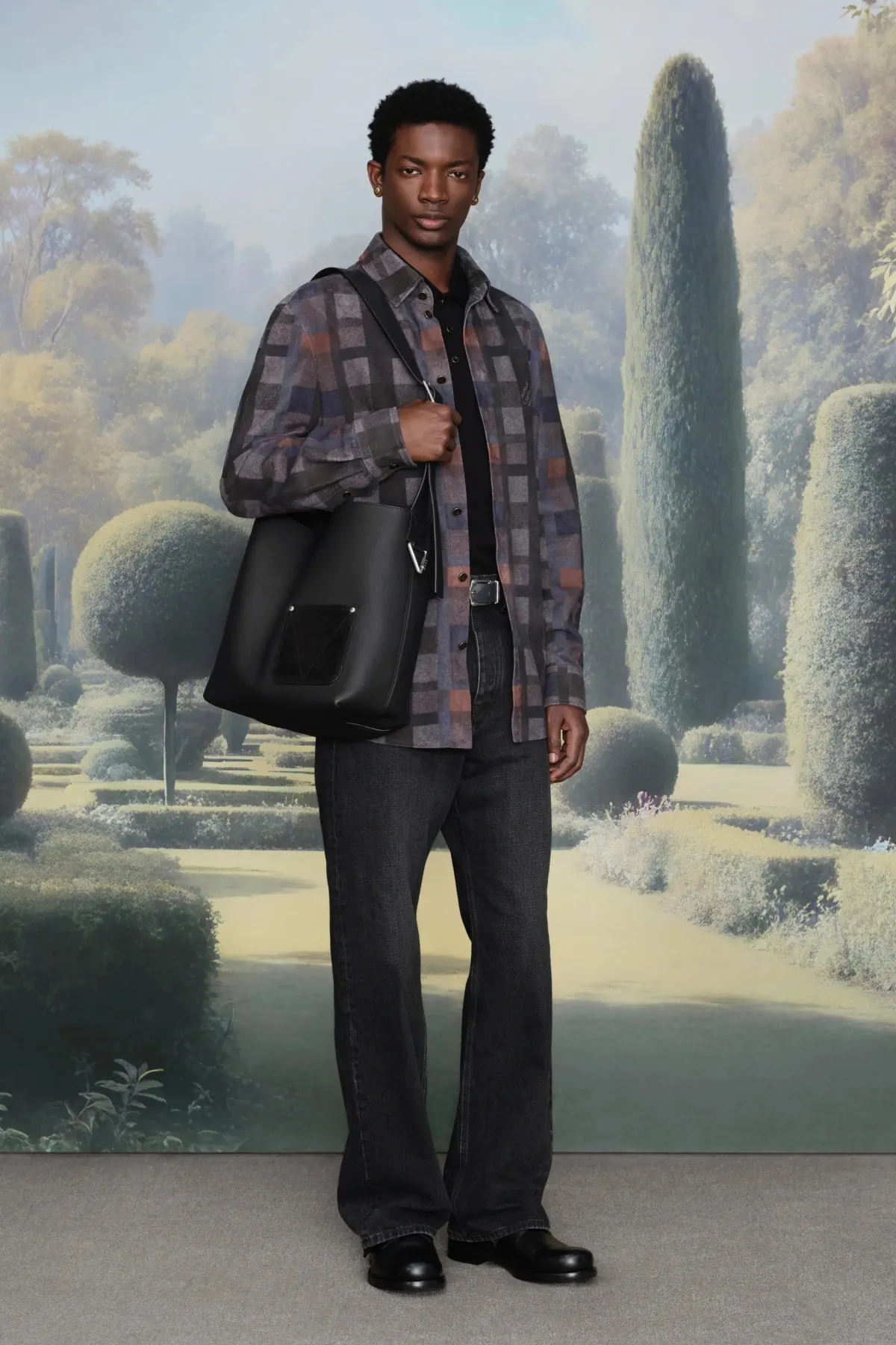 Pharrell Williams signe une collection Louis Vuitton Croisière 2026 pour homme inspirée des manoirs anglais