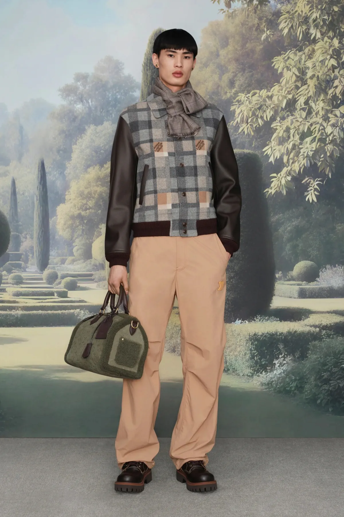 Pharrell Williams signe une collection Louis Vuitton Croisière 2026 pour homme inspirée des manoirs anglais