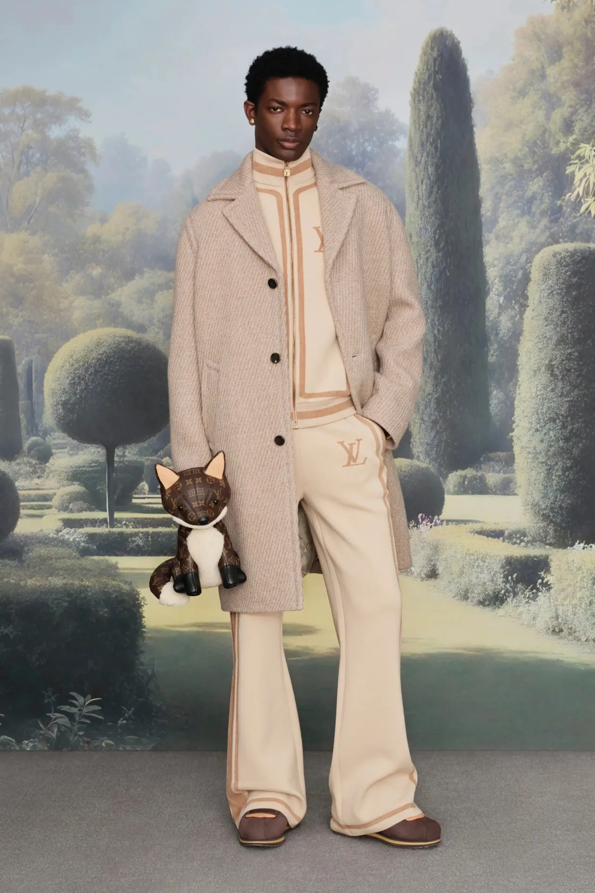 Pharrell Williams signe une collection Louis Vuitton Croisière 2026 pour homme inspirée des manoirs anglais