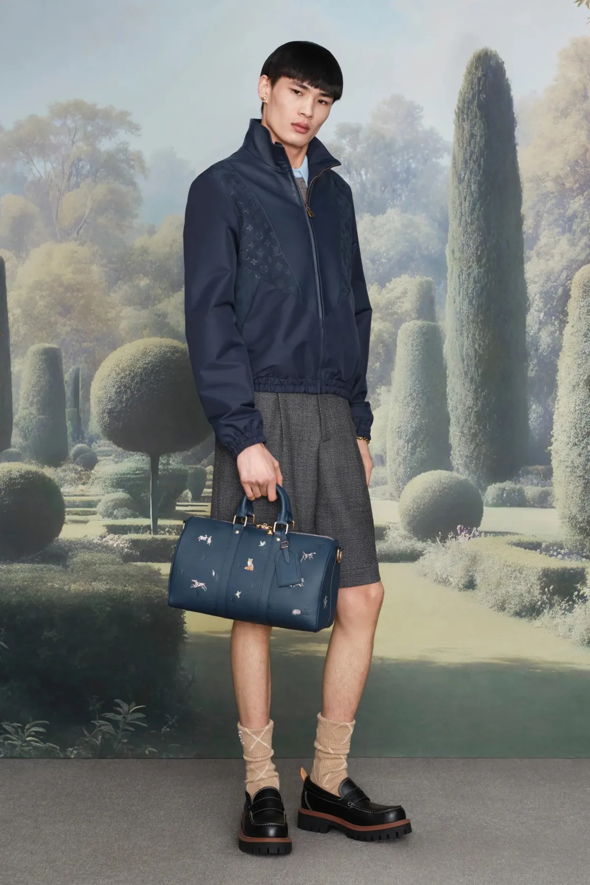 Pharrell Williams signe une collection Louis Vuitton Croisière 2026 pour homme inspirée des manoirs anglais